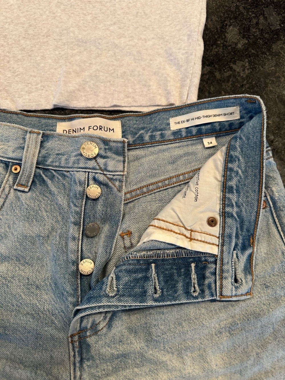 Denim Forum THE EX-BF HI MID- THIGH DENIM SHORT size 24 - Picture 3 of 6